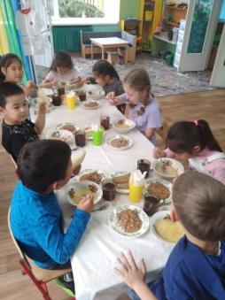 В детском саду питание организовано в групповых комнатах.
Обед- группа "Божья коровка"